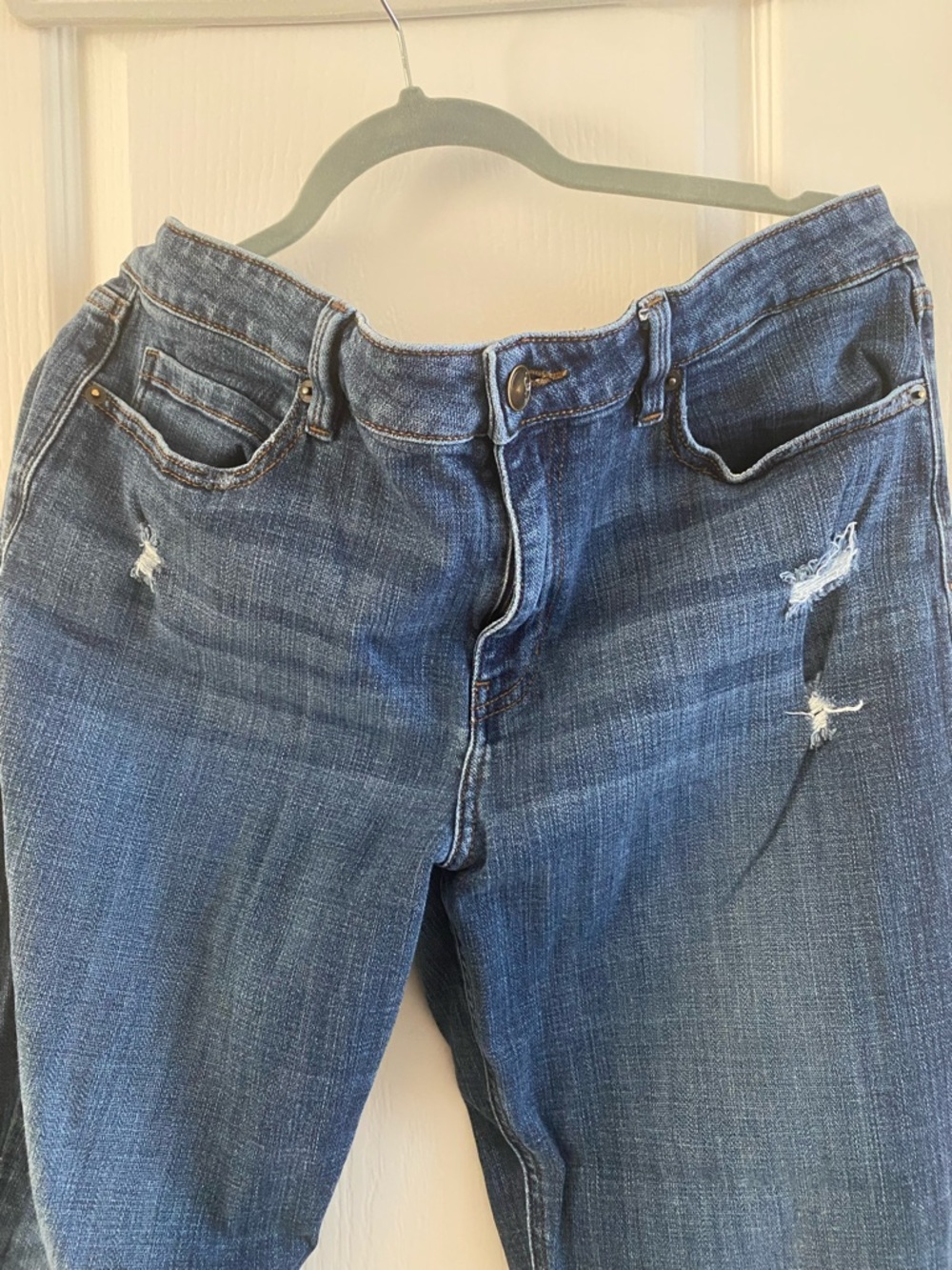 Mid-Rise Straight Leg Women's Capri Jeans in Faded Blue